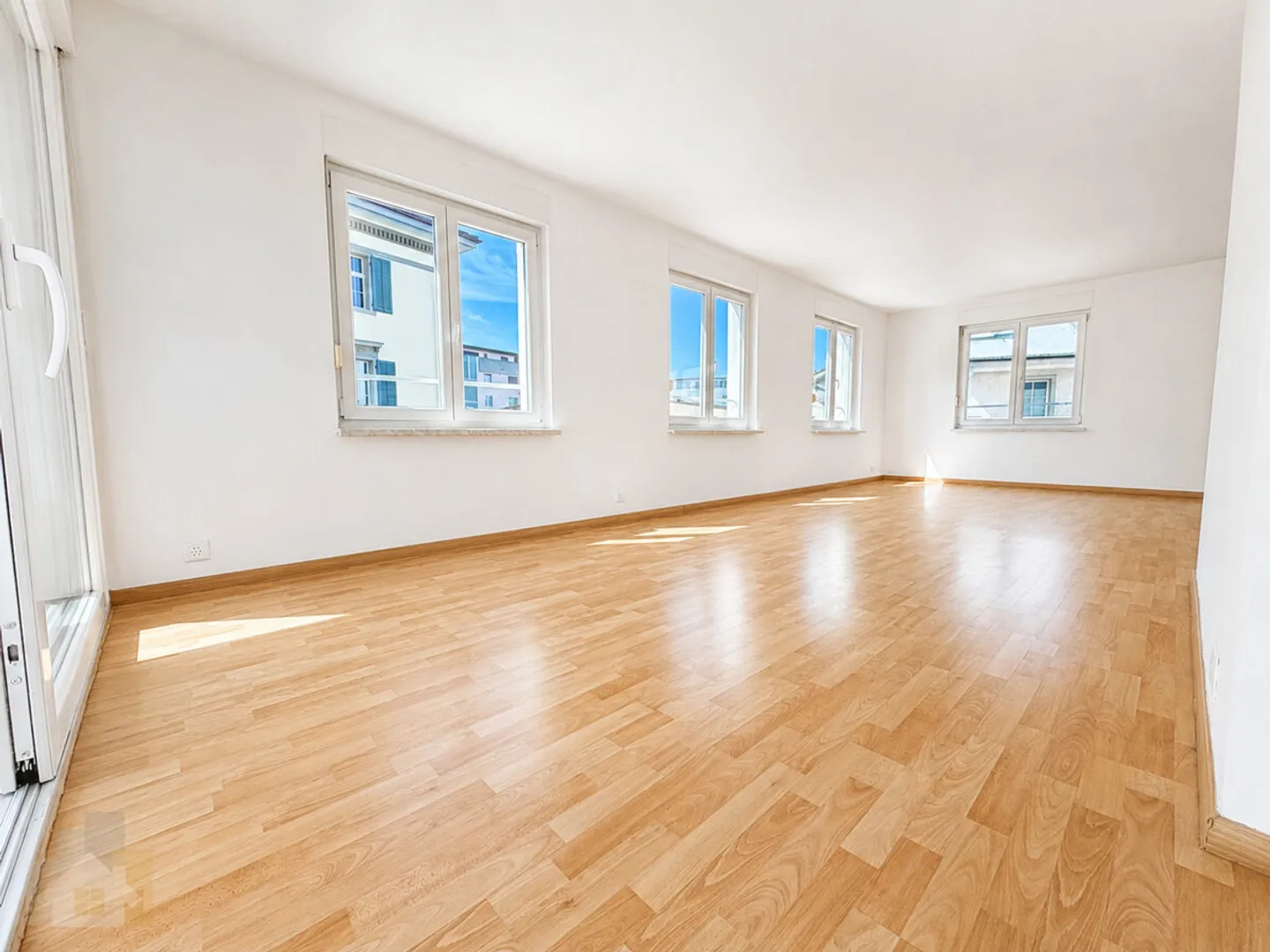 DIRECTEMENT AU LAC AVEC 2 BALCONS ET BEAUCOUP D'ESPACE - Photo 5 sur 13