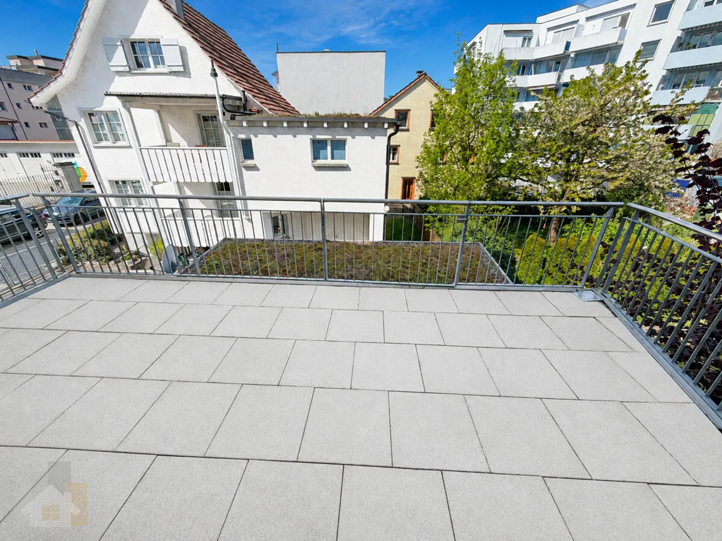 DIRECTEMENT AU LAC AVEC 2 BALCONS ET BEAUCOUP D'ESPACE - Photo 4 sur 13