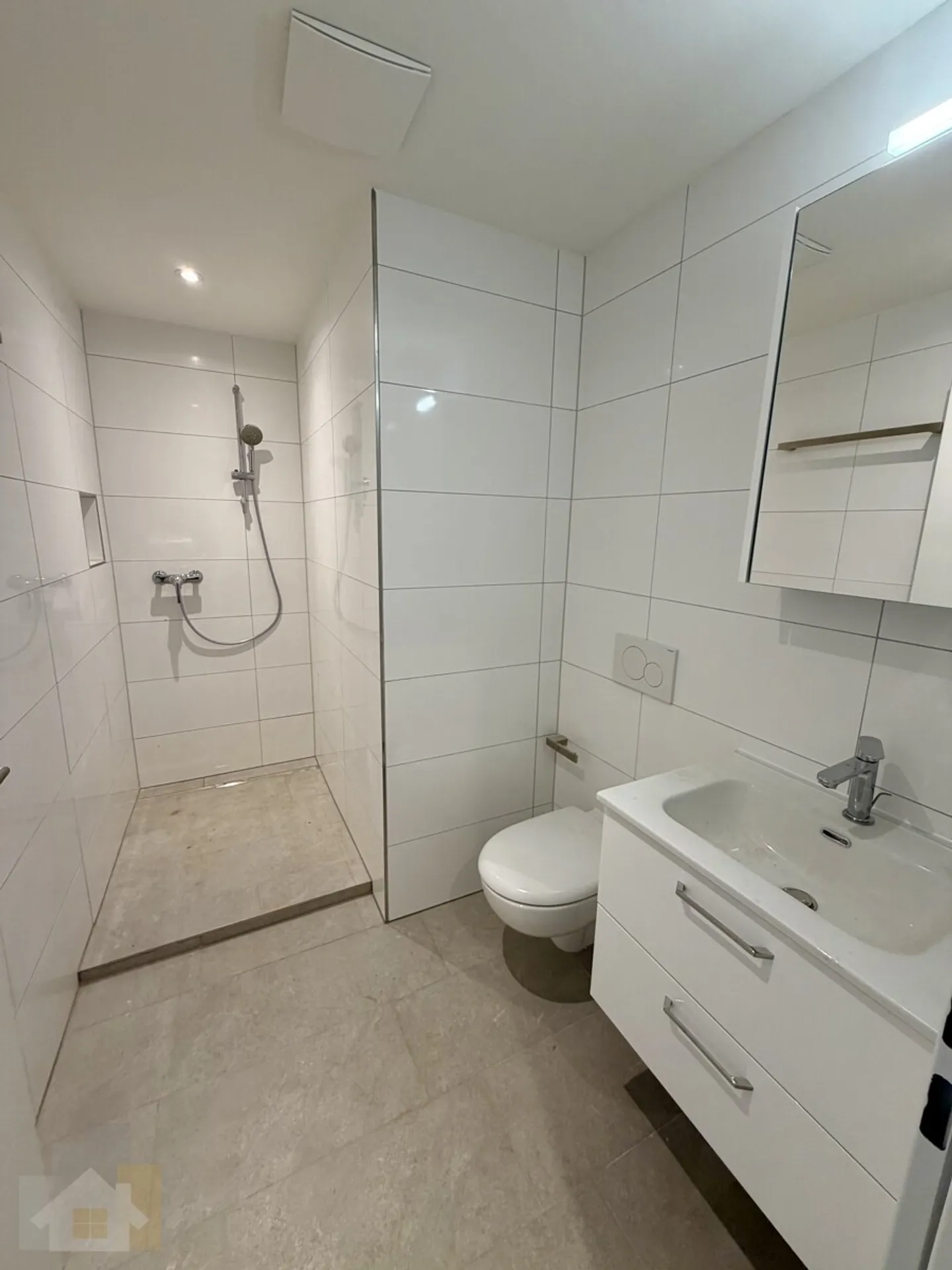 NEUE TOP MODERNE WOHNUNG AN ZENTRALER LAGE - Foto 2 von 7