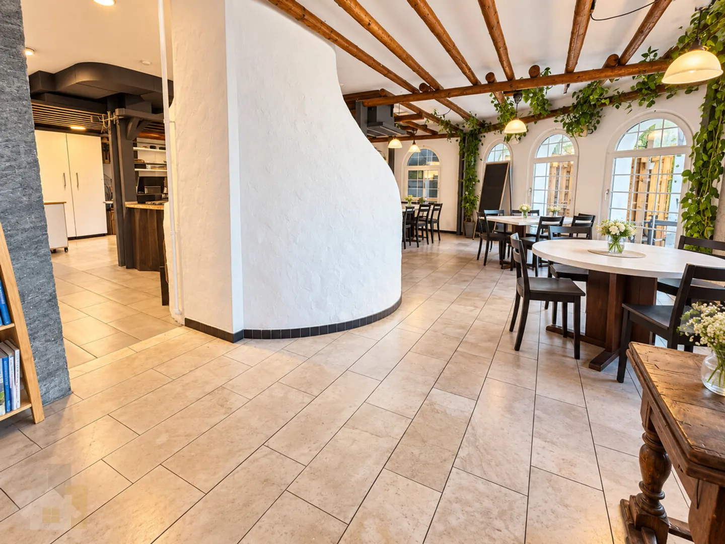Locaux de restaurant avec terrasse extérieure - Photo 2 sur 13