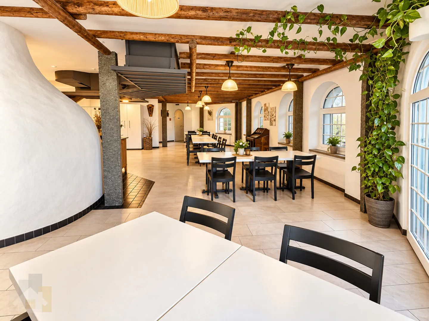 Locaux de restaurant avec terrasse extérieure - Photo 3 sur 13