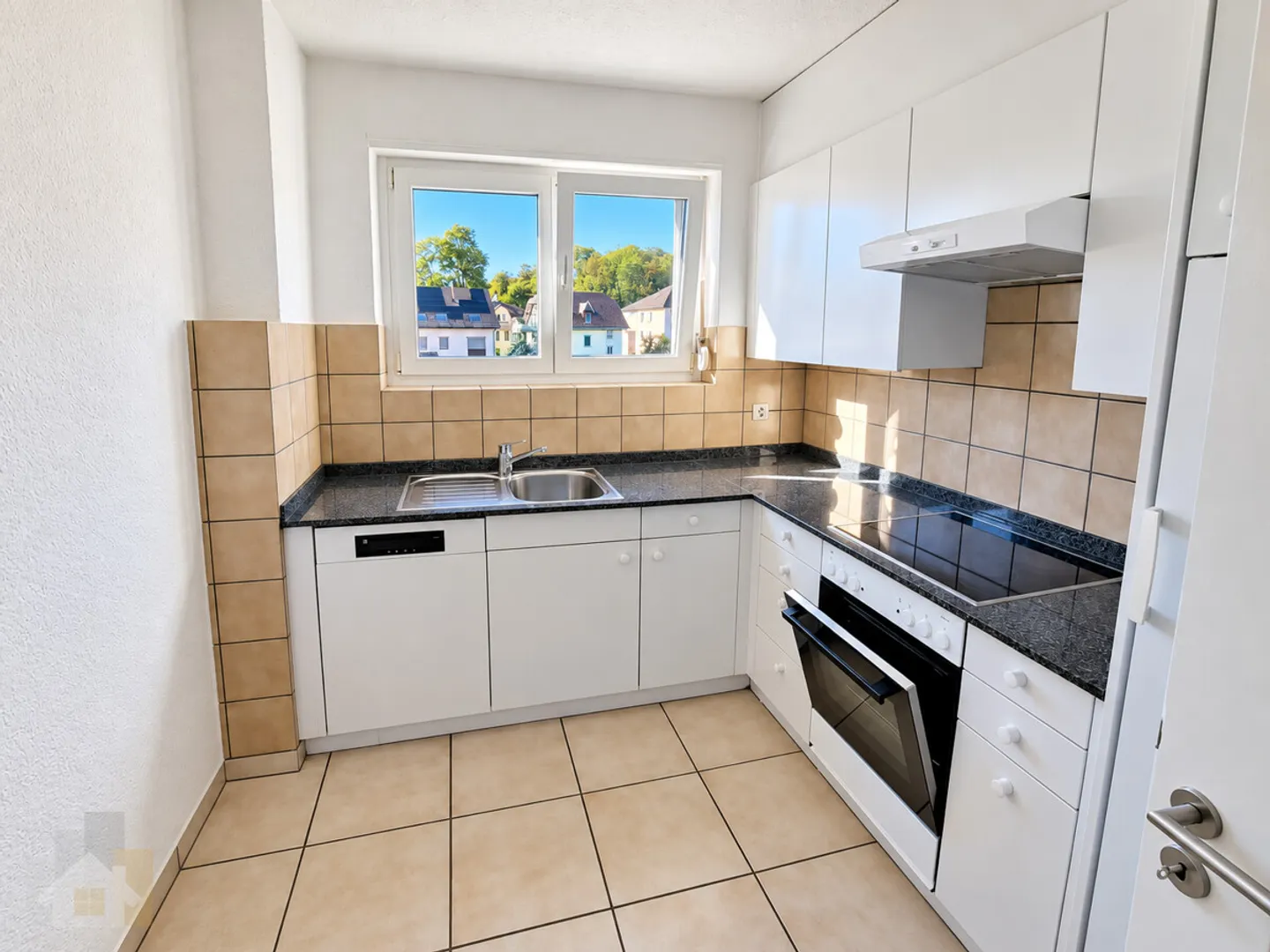 RENOVATED APARTMENT WITH TWO BALCONIES INCLUDING PARKING SPACE - Photo 5 of 9