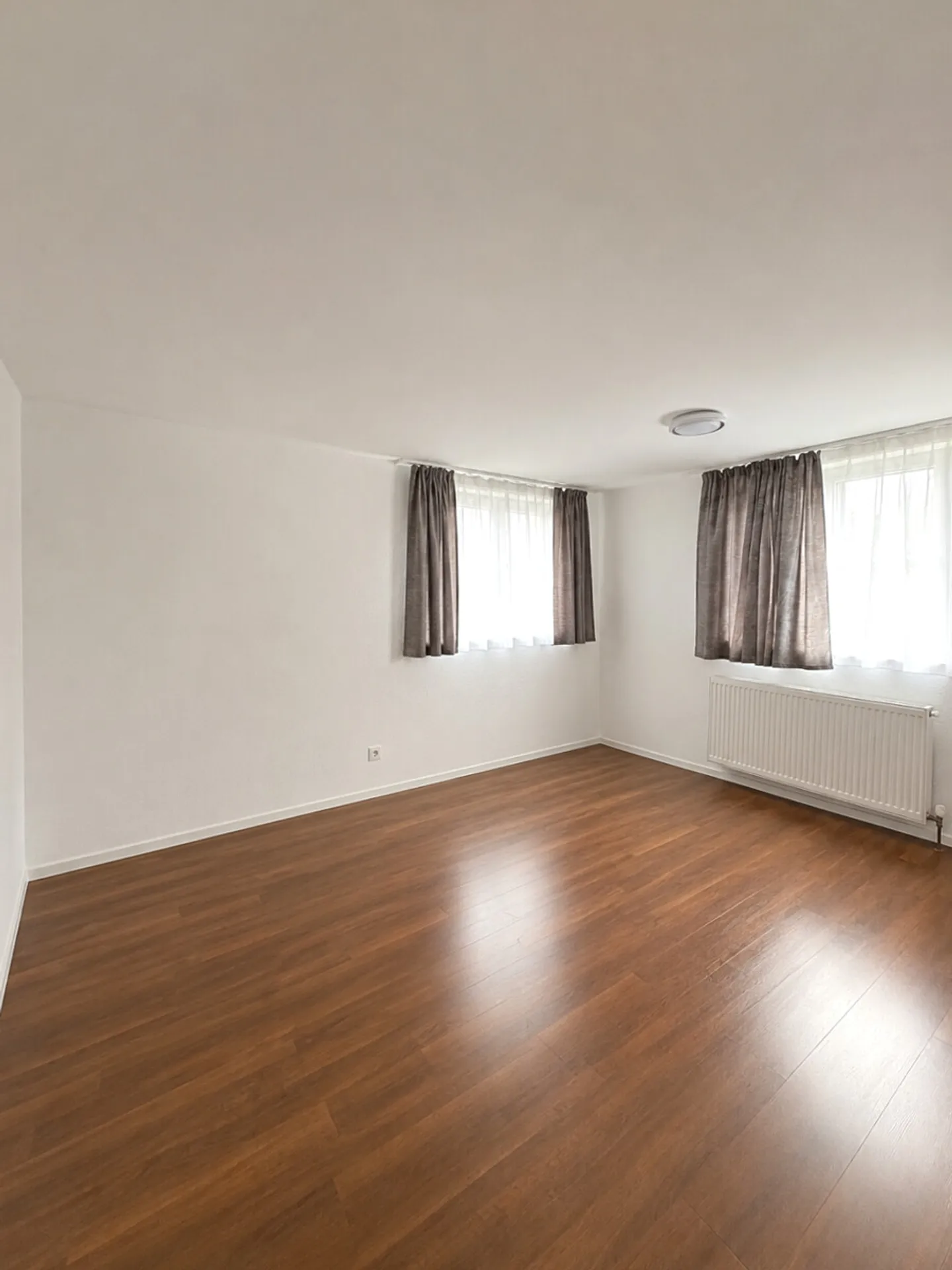 Appartement central de 3,5 pièces au rez-de-chaussée surélevé avec grand balcon - Photo 4 sur 7