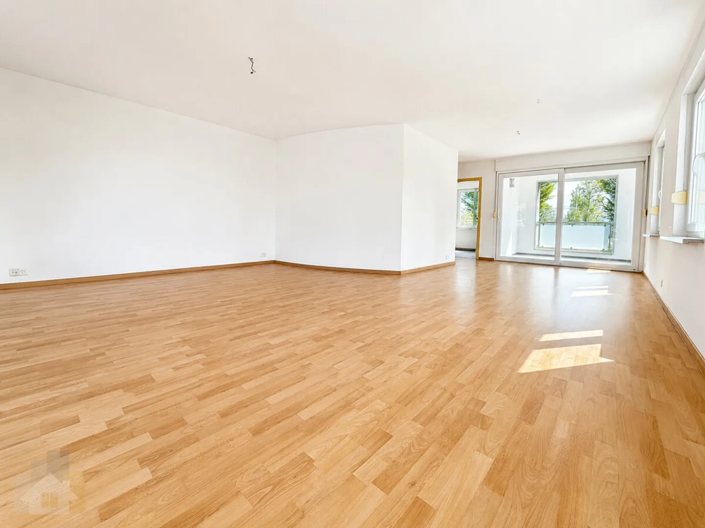 DIRECTEMENT AU LAC AVEC 2 BALCONS ET BEAUCOUP D'ESPACE - Photo 1 sur 13
