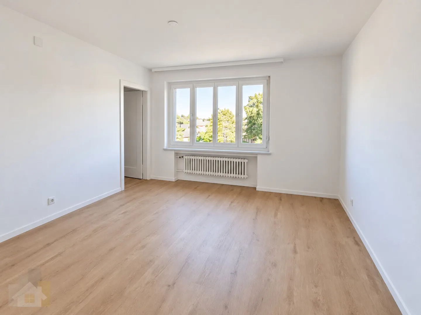 RENOVATED APARTMENT WITH TWO BALCONIES INCLUDING PARKING SPACE - Photo 6 of 9