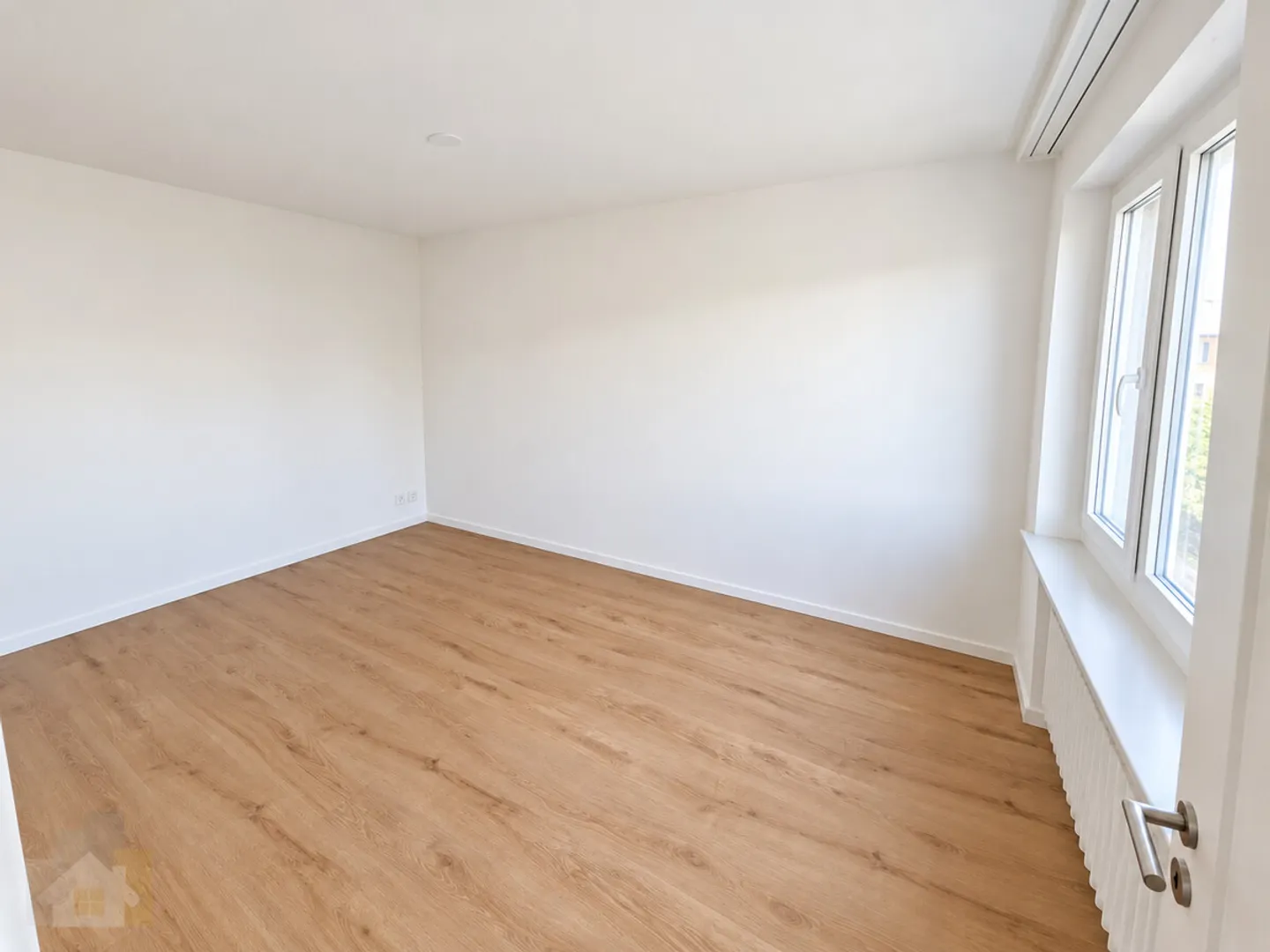 RENOVATED APARTMENT WITH TWO BALCONIES INCLUDING PARKING SPACE - Photo 7 of 9