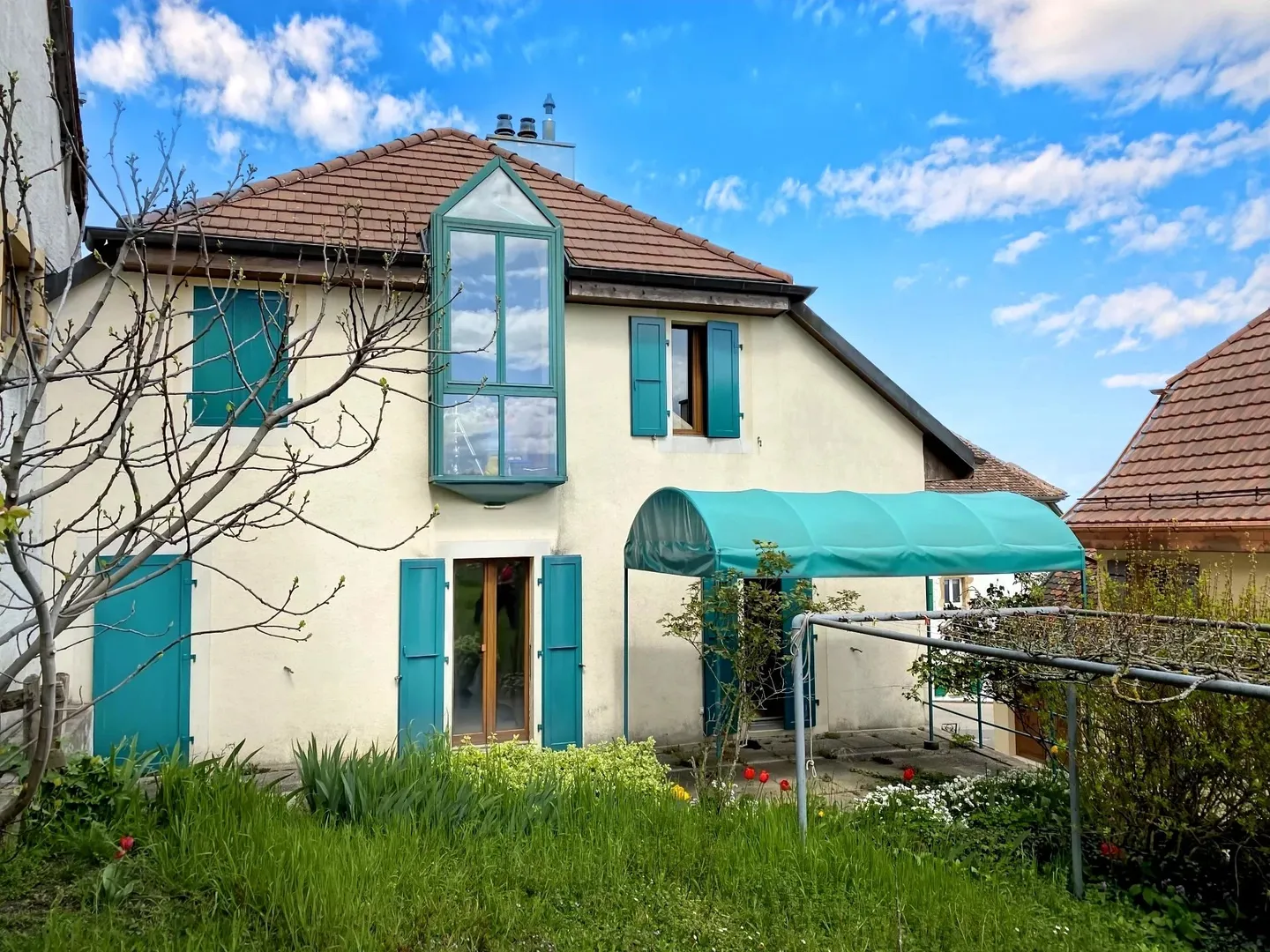 Sauges (NE); Casa di villaggio con 2 appartamenti. - Foto 1 di 6