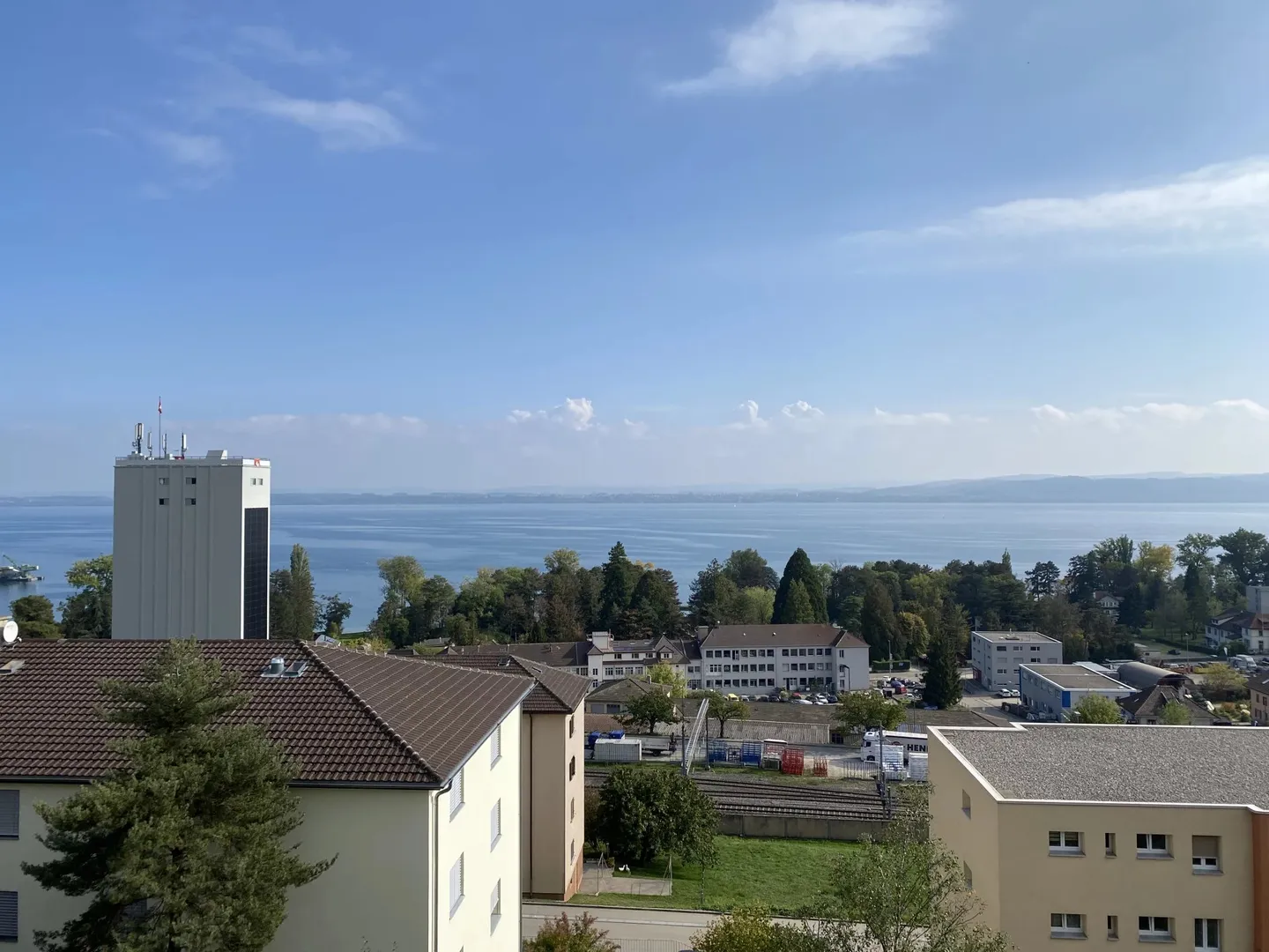 BEAUTIFUL 2.5 ROOM APARTMENT WITH A MAGNIFICENT VIEW OF LAKE NEUCHÂTEL - Photo 1 of 5