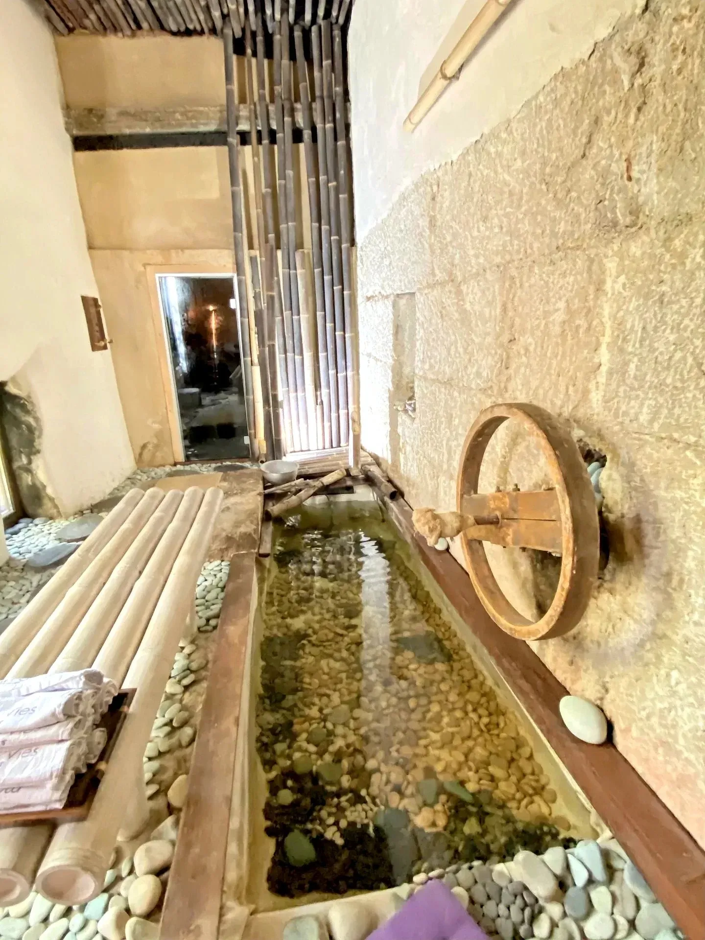 UN MULINO ARCHITETTONICAMENTE UNICO IN UNA POSIZIONE PRIVILEGIATA - Foto 8 di 13