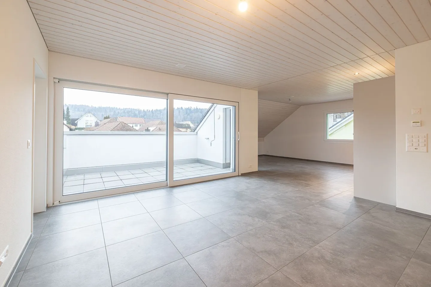 Luminoso appartamento attico di 4,5 locali con balcone a Nesselnbach - Foto 3 di 13
