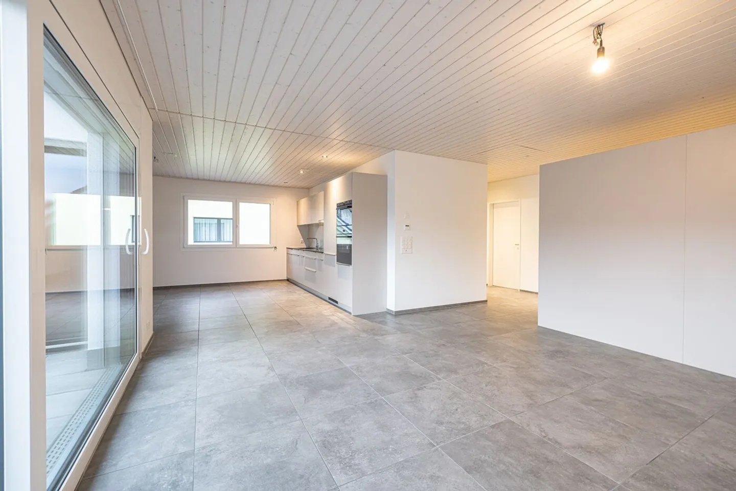 Luminoso appartamento attico di 4,5 locali con balcone a Nesselnbach - Foto 7 di 13