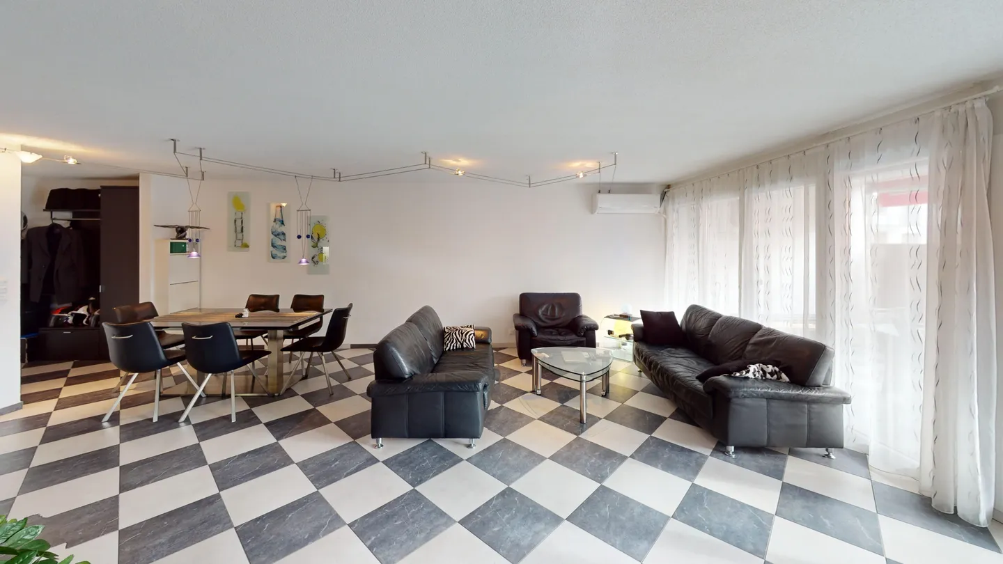 Ampio appartamento di 4 stanze con balcone di 17 m² a Dietlikon - Foto 2 di 13