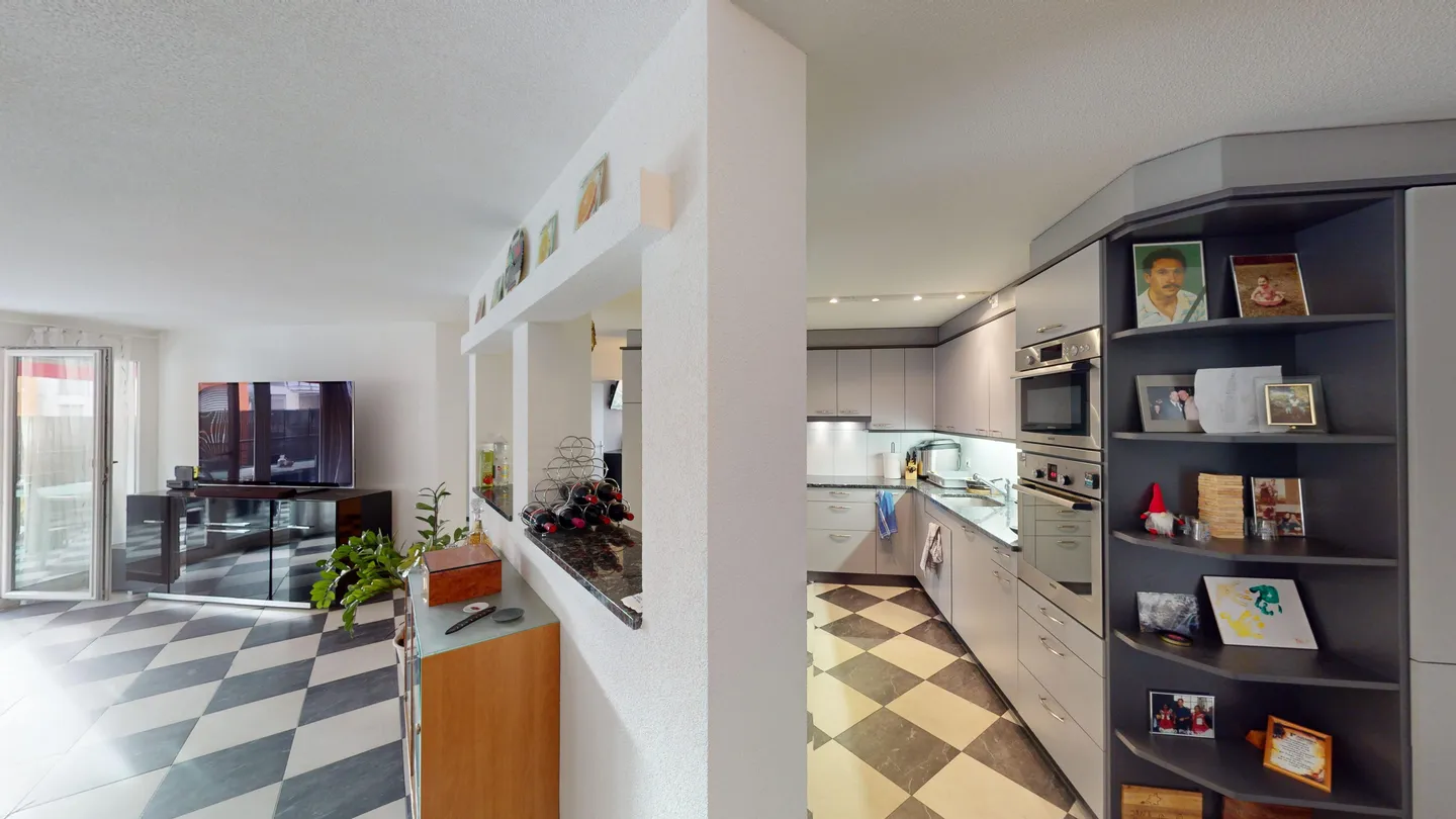 Ampio appartamento di 4 stanze con balcone di 17 m² a Dietlikon - Foto 4 di 13