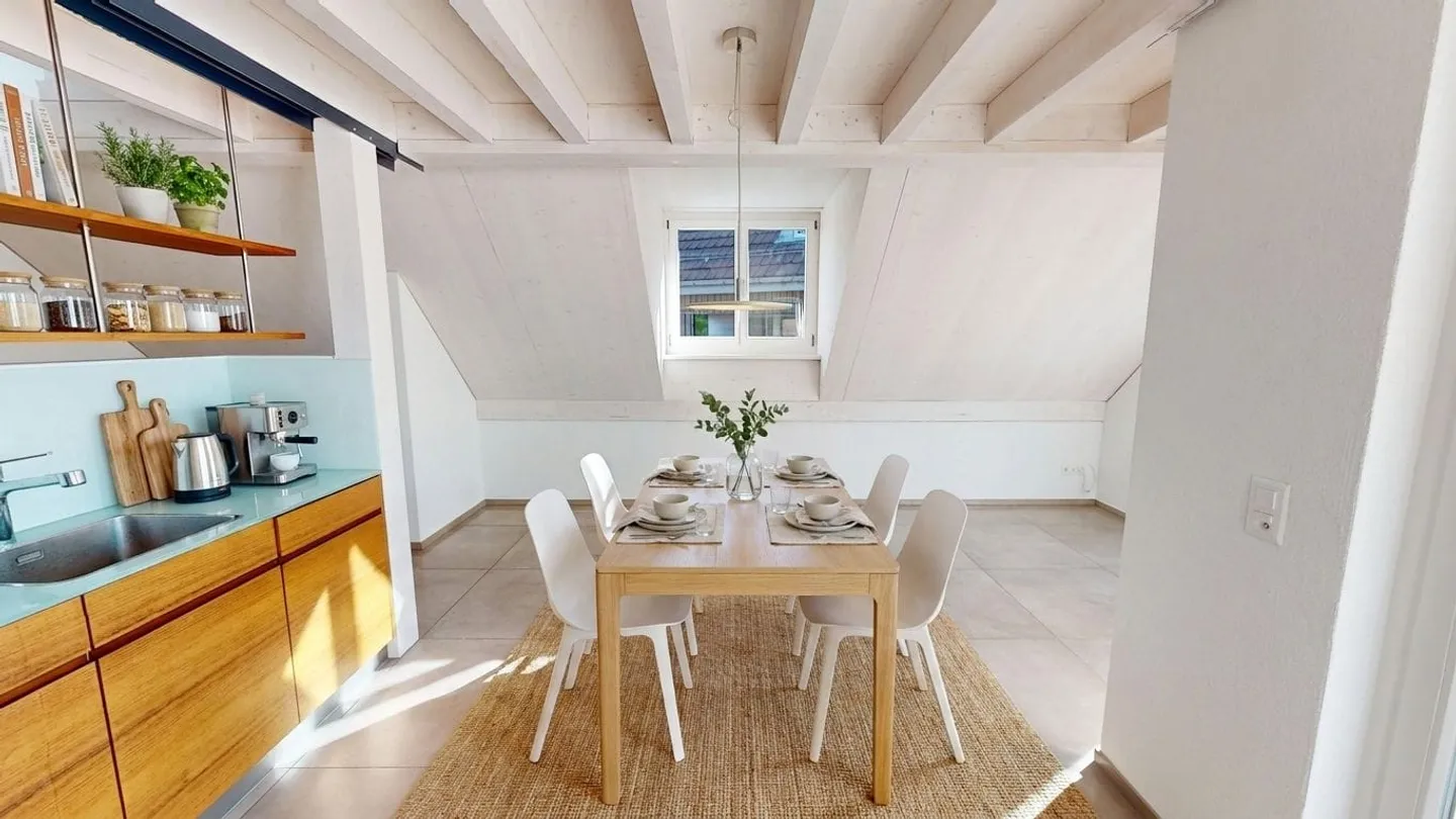 Appartamento attico di 3,5 locali con vista a Uhwiesen in vendita - Foto 2 di 13