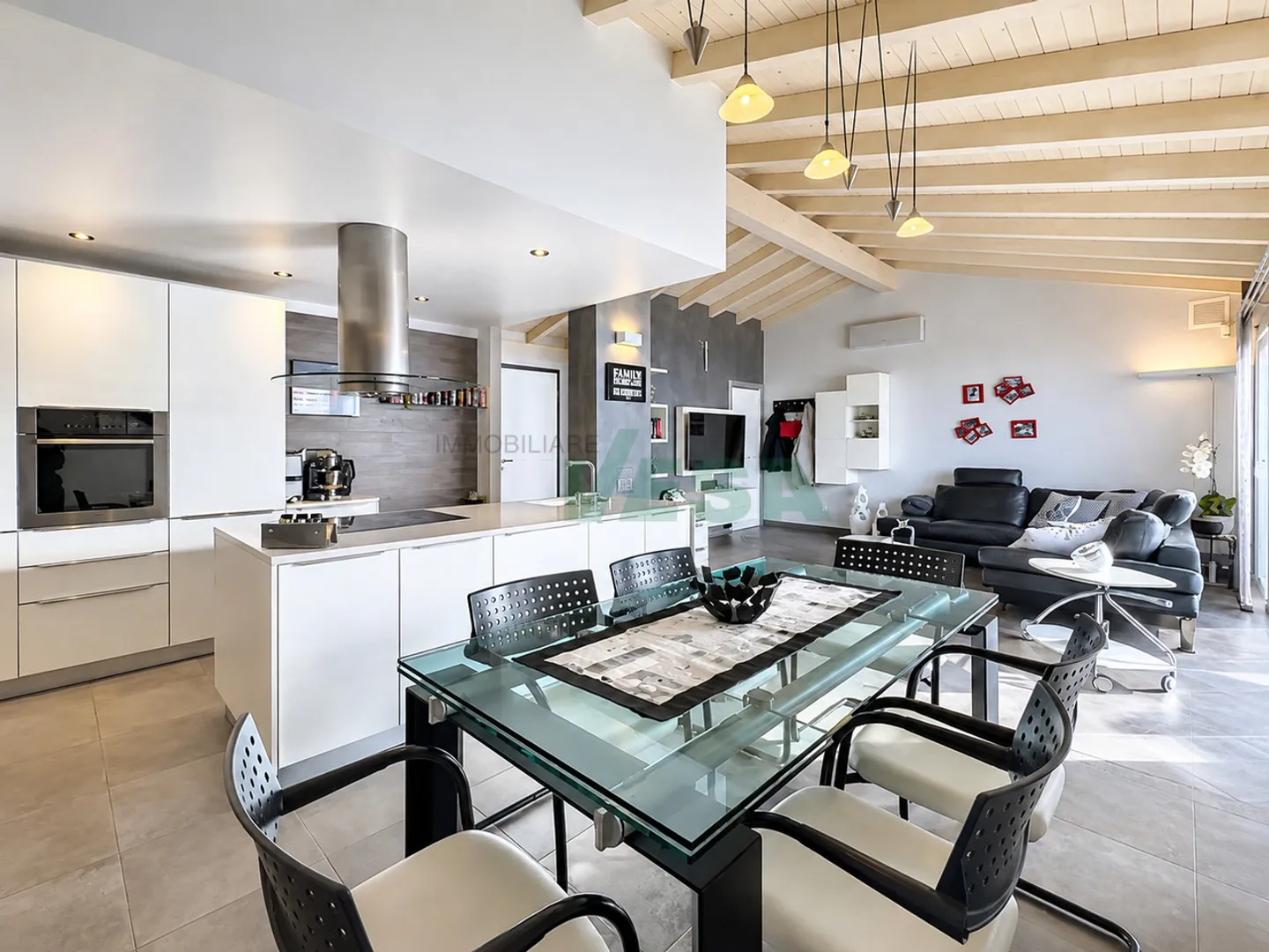 Villa moderne et lumineuse mono-bifamiliaire avec une vue dégagée splendide - Photo 3 sur 13