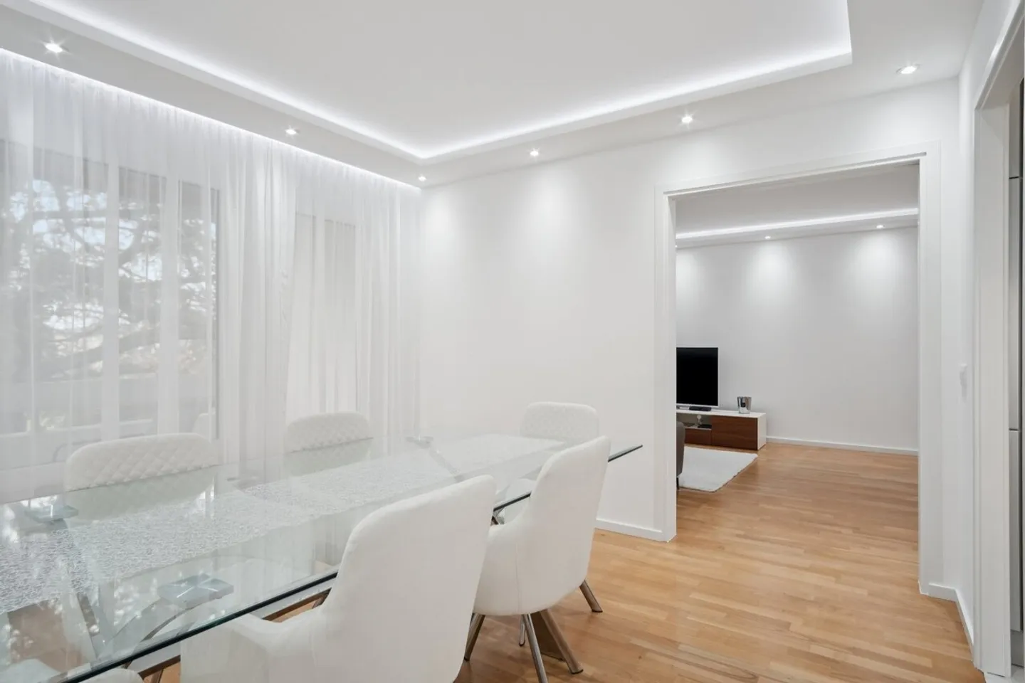 Fully Renovated 4.5 Room Apartment - Photo 7 of 13
