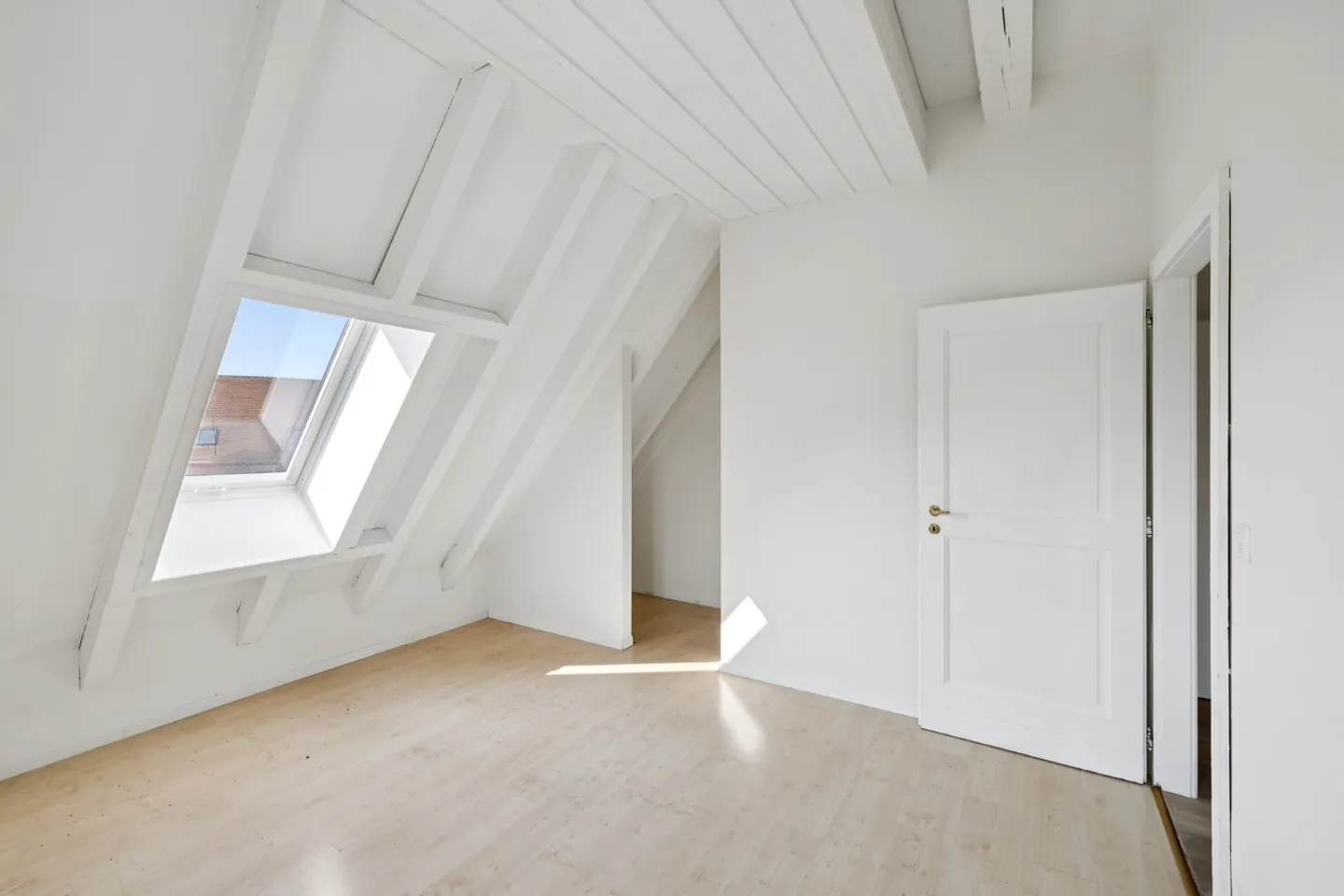 5.5 rooms in a charming small condominium 15 minutes from Lausanne - Photo 12 of 13
