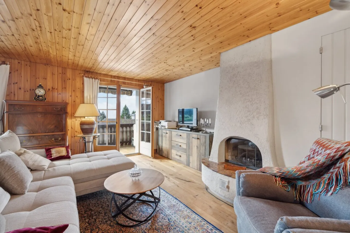 Villars Zentrum, charmante 3.5p renoviert, Box, Balkone, schöne Aussicht! - Foto 1 von 13