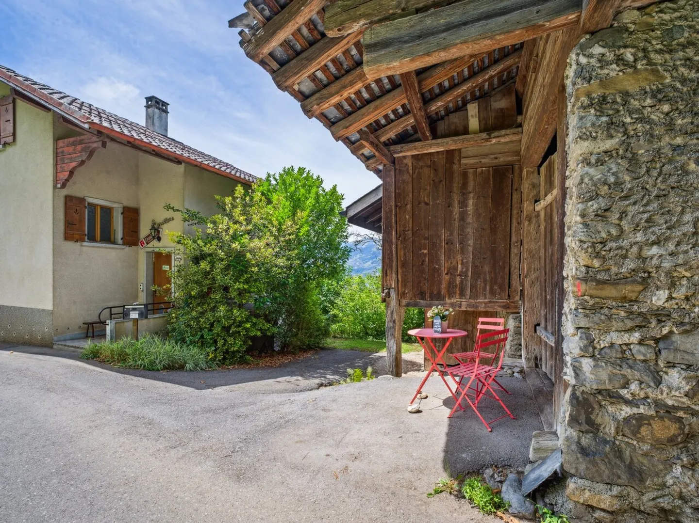 Dorfhaus mit alten Anbauten, seltenes Potenzial! - Foto 1 von 13