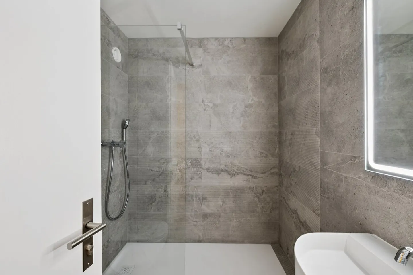 Nel cuore di Villars, luminoso 3.5p, ristrutturazione di alta gamma 2025 - Foto 12 di 13