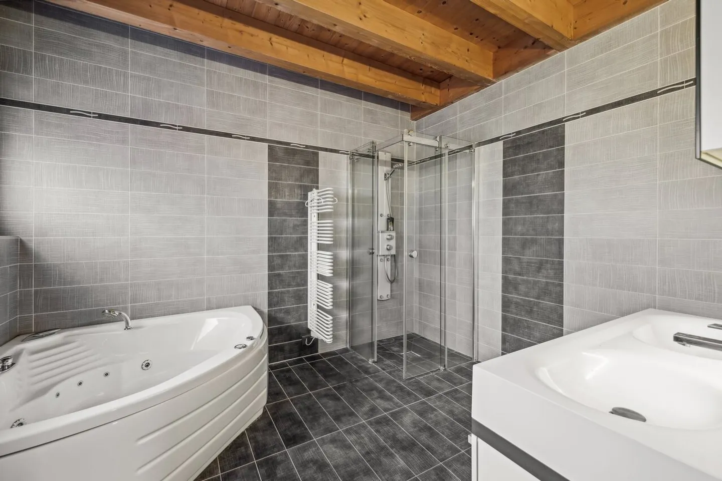 Wunderschöne moderne Villa mit 4,5 Zimmern - Foto 7 von 10