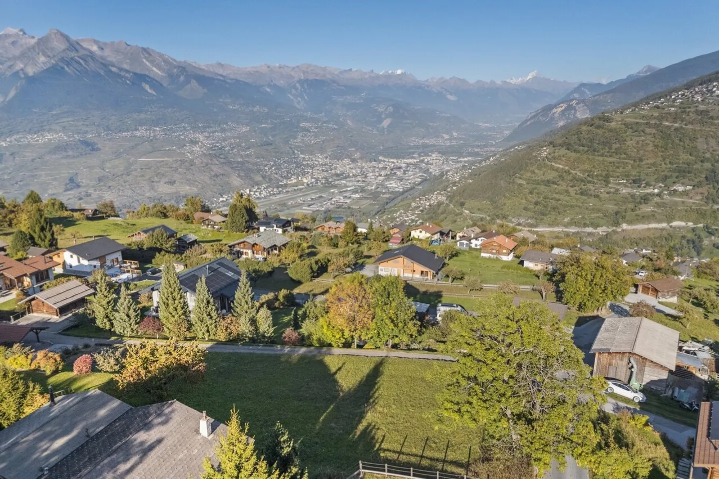Grande lotto edificabile nel cuore di un quartiere residenziale. - Foto 3 di 3