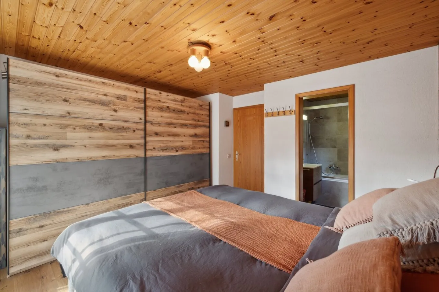 Villars Zentrum, charmante 3.5p renoviert, Box, Balkone, schöne Aussicht! - Foto 12 von 13