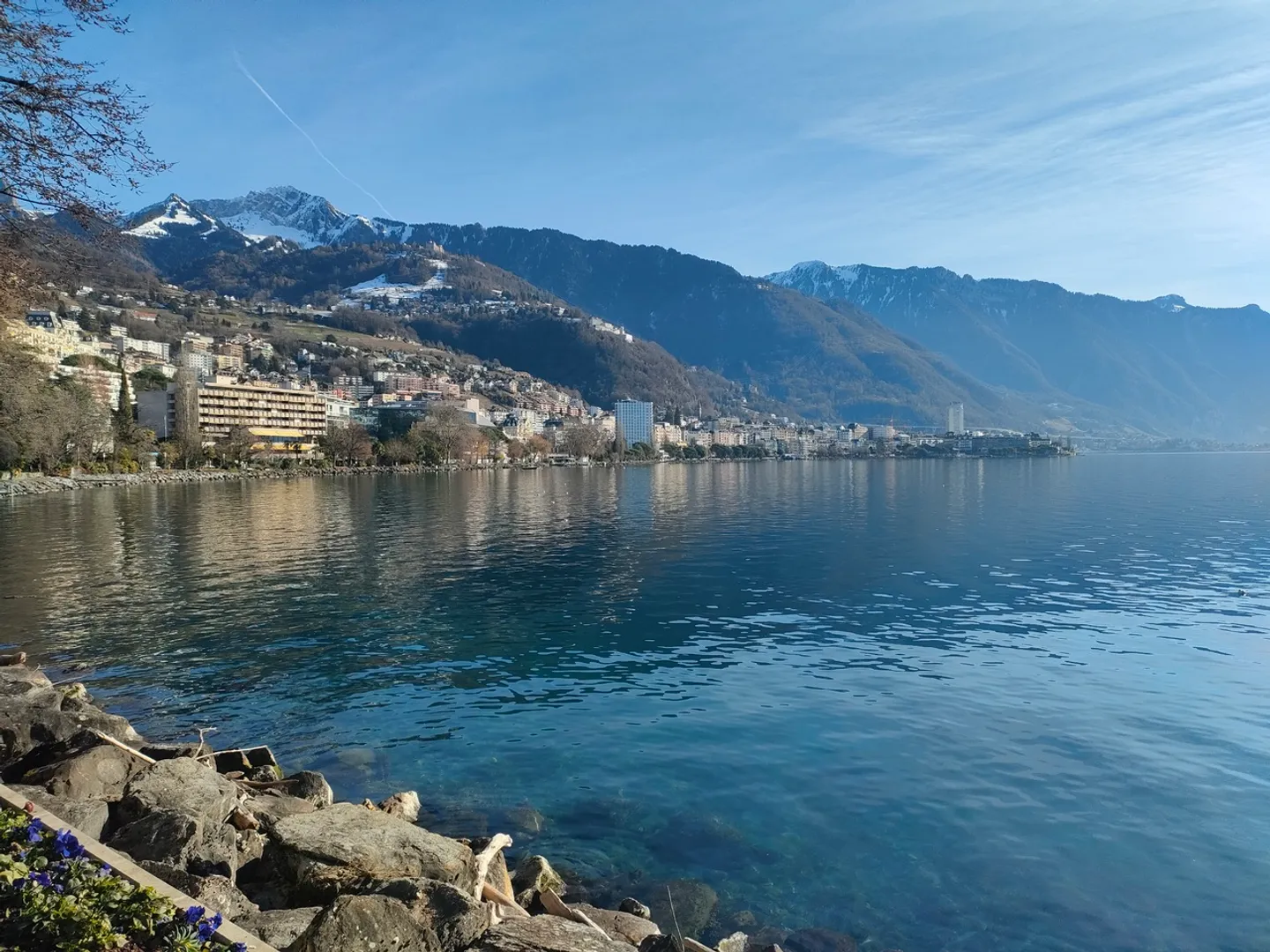 Esclusivo! Splendido appartamento in prima linea sul lago con vista mozzafiato - Foto 2 di 13