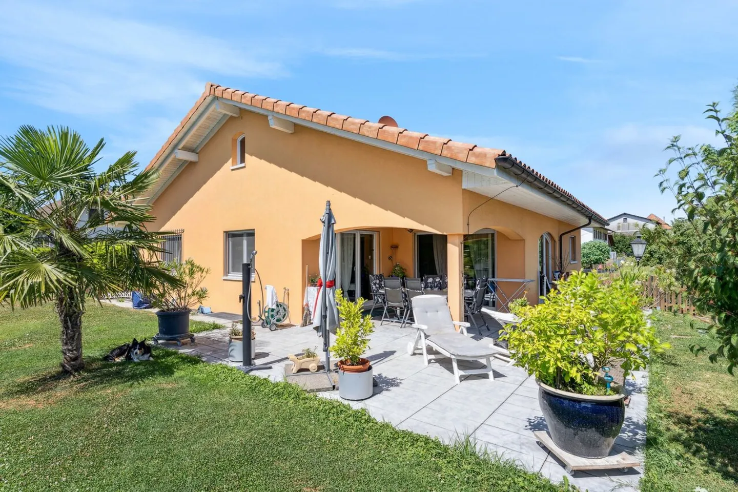 Detached villa with garage and large plot - Photo 4 of 12