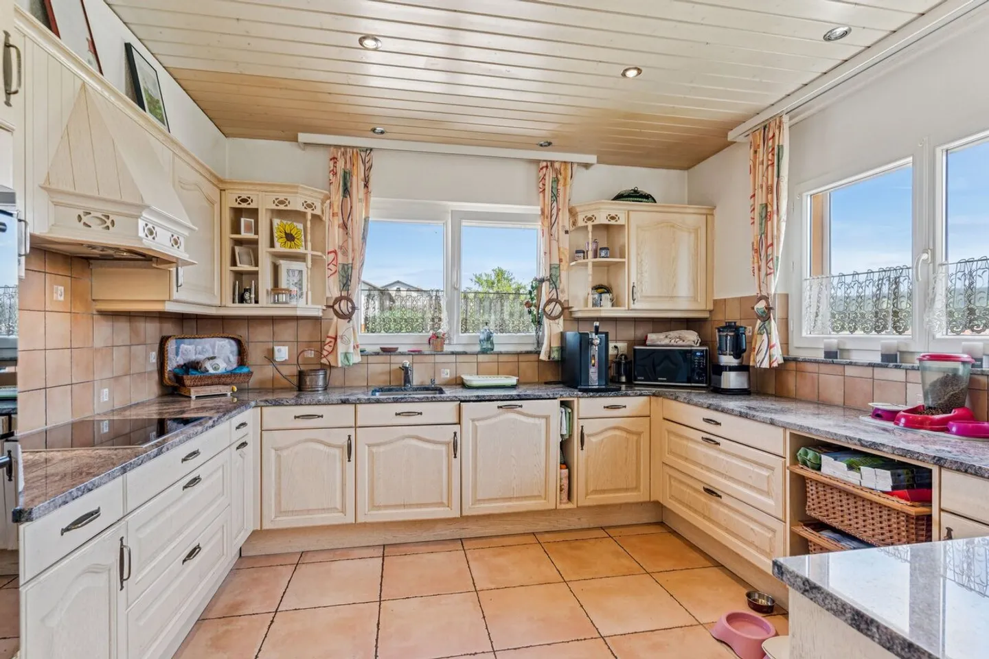 Detached villa with garage and large plot - Photo 8 of 12