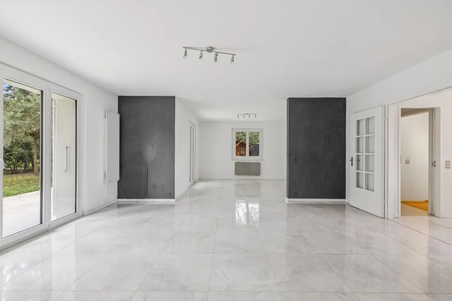 Villa familiare ristrutturata a Commugny con studio e giardino paesaggistico - Foto 4 di 11