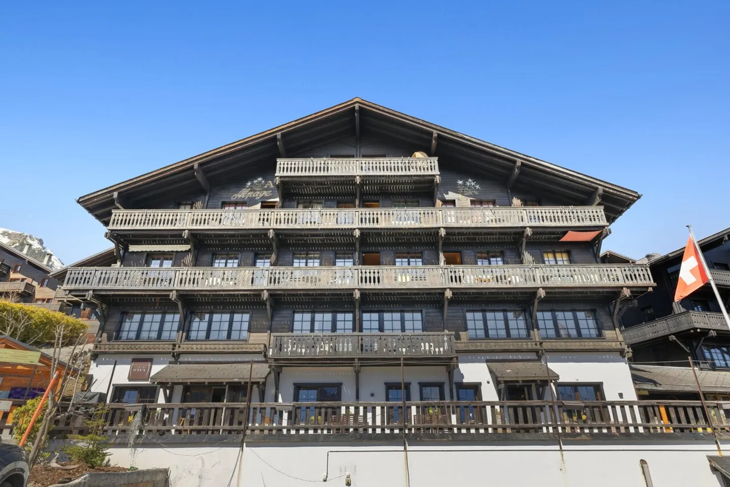 Alpine charm and direct access to the slopes - Facing the Dents-du-Midi - Photo 1 of 7