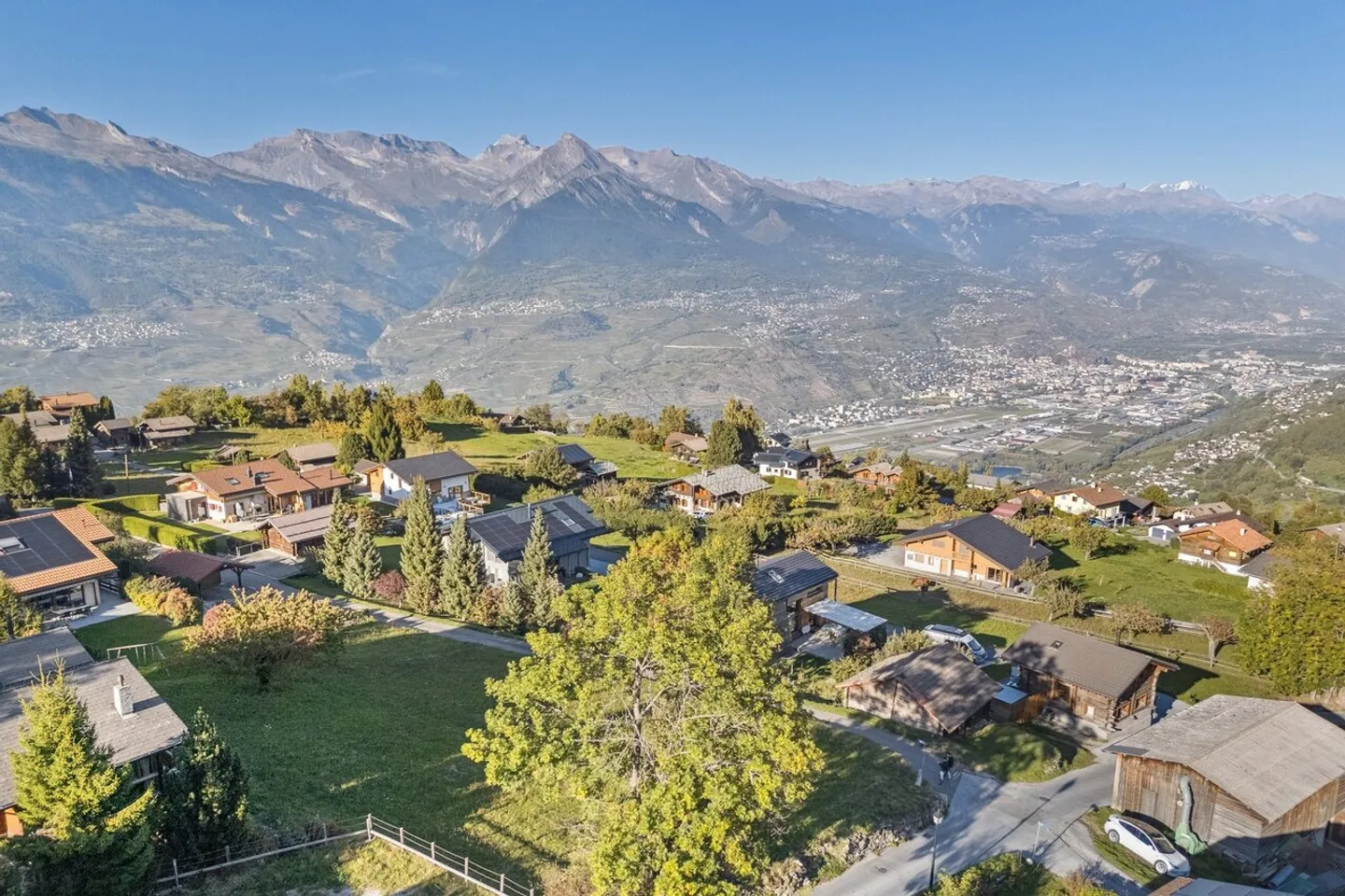 Grande lotto edificabile nel cuore di un quartiere residenziale. - Foto 1 di 3