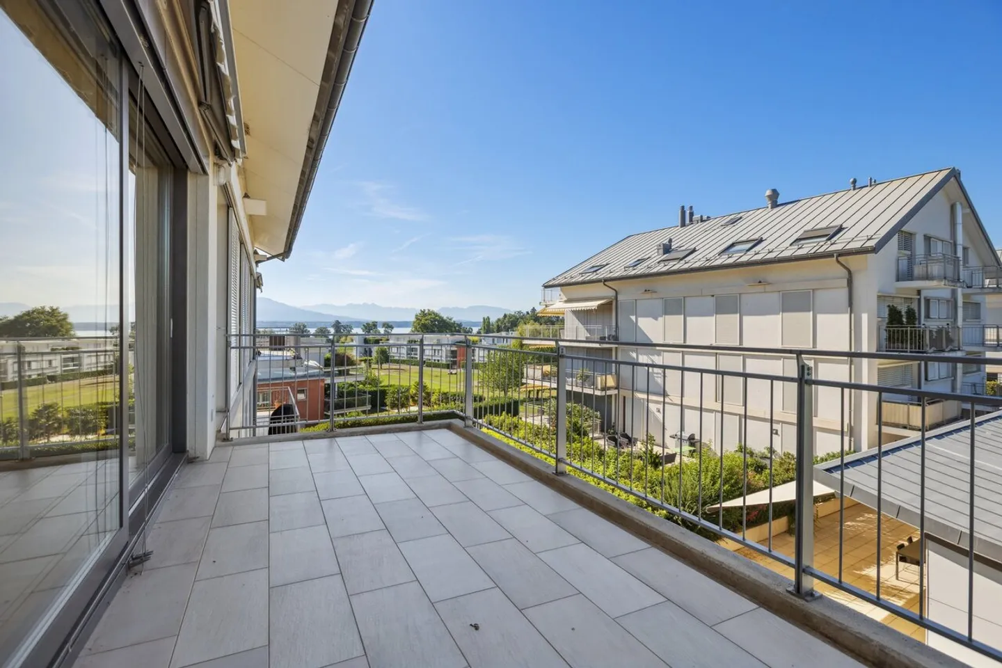 Bright apartment with lake and Alps view - Photo 2 of 11