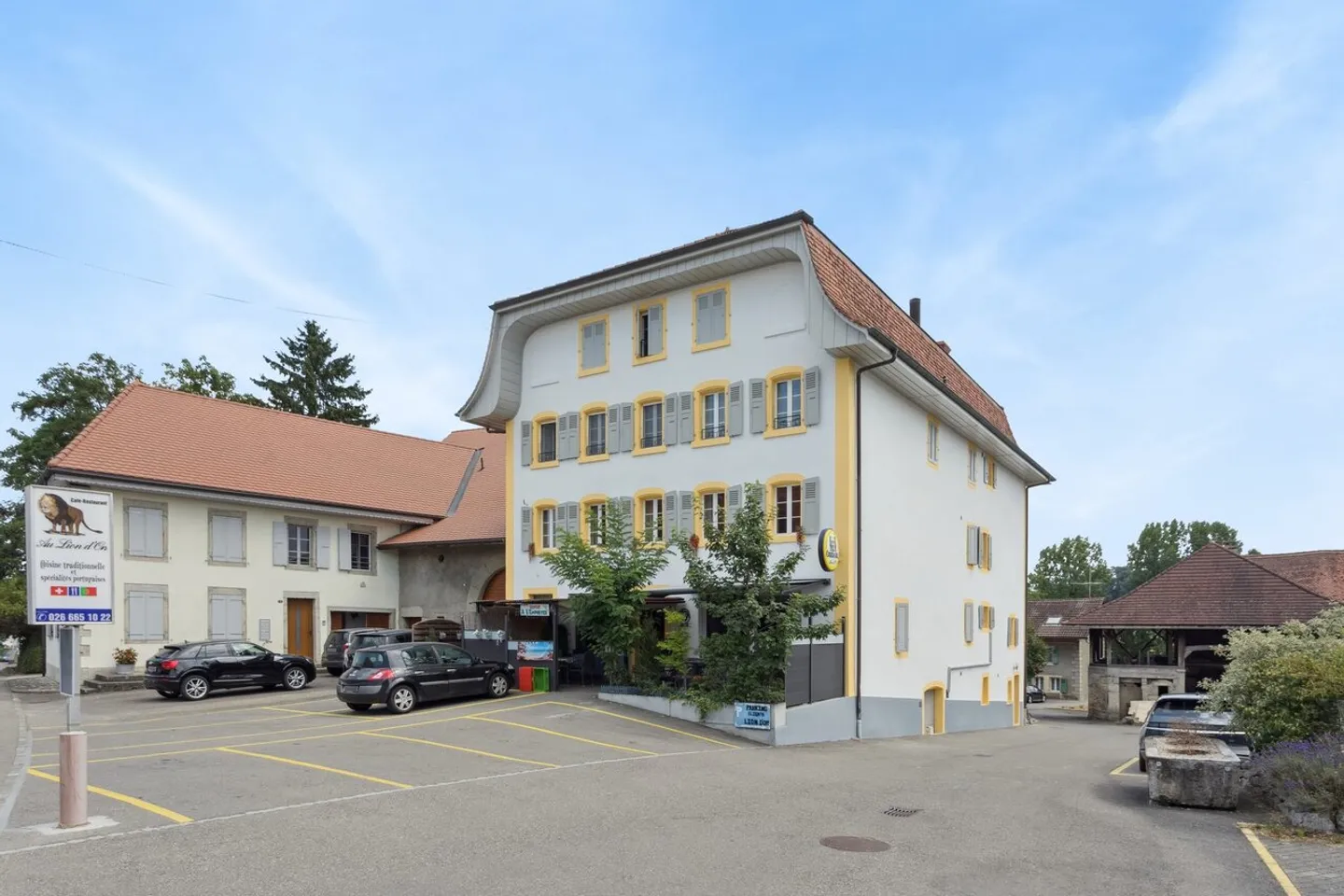 Mixed-use building with restaurant - Excellent rental potential - Photo 1 of 11