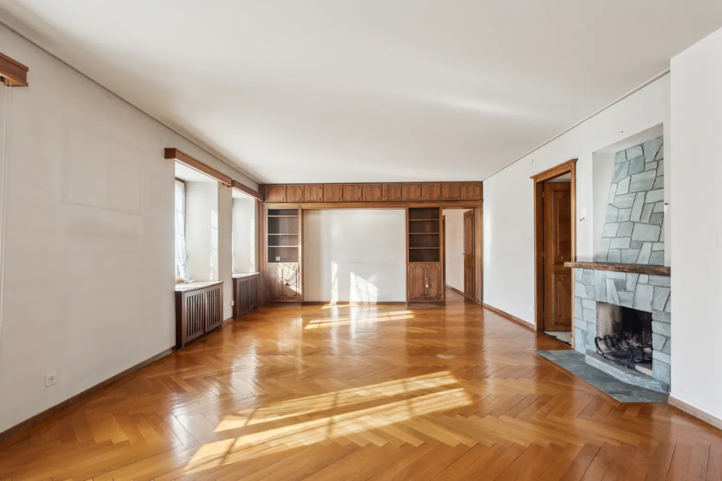 Building with 3 large apartments offering multiple possibilities! - Photo 4 of 13