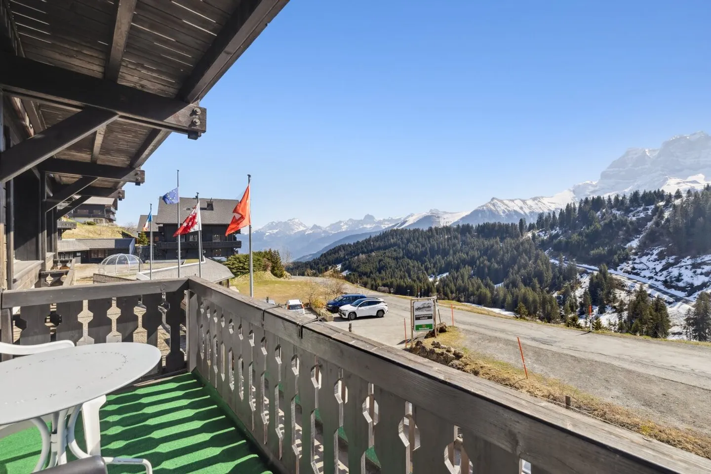 Alpine charm and direct access to the slopes - Facing the Dents-du-Midi - Photo 2 of 7
