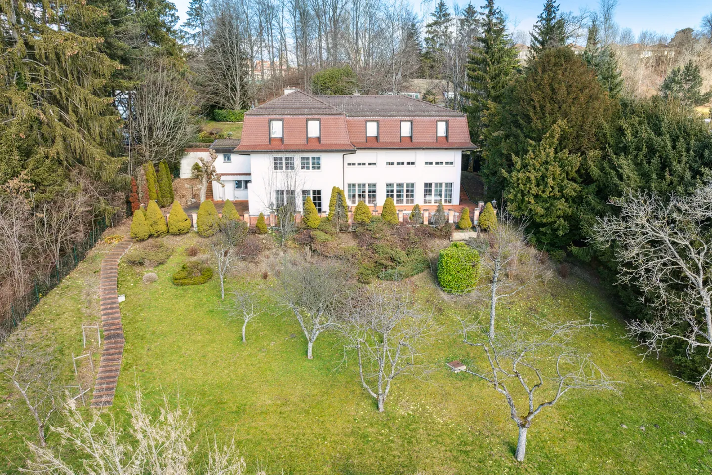 Großes Familienhaus in einem Wohngebiet - Foto 8 von 9