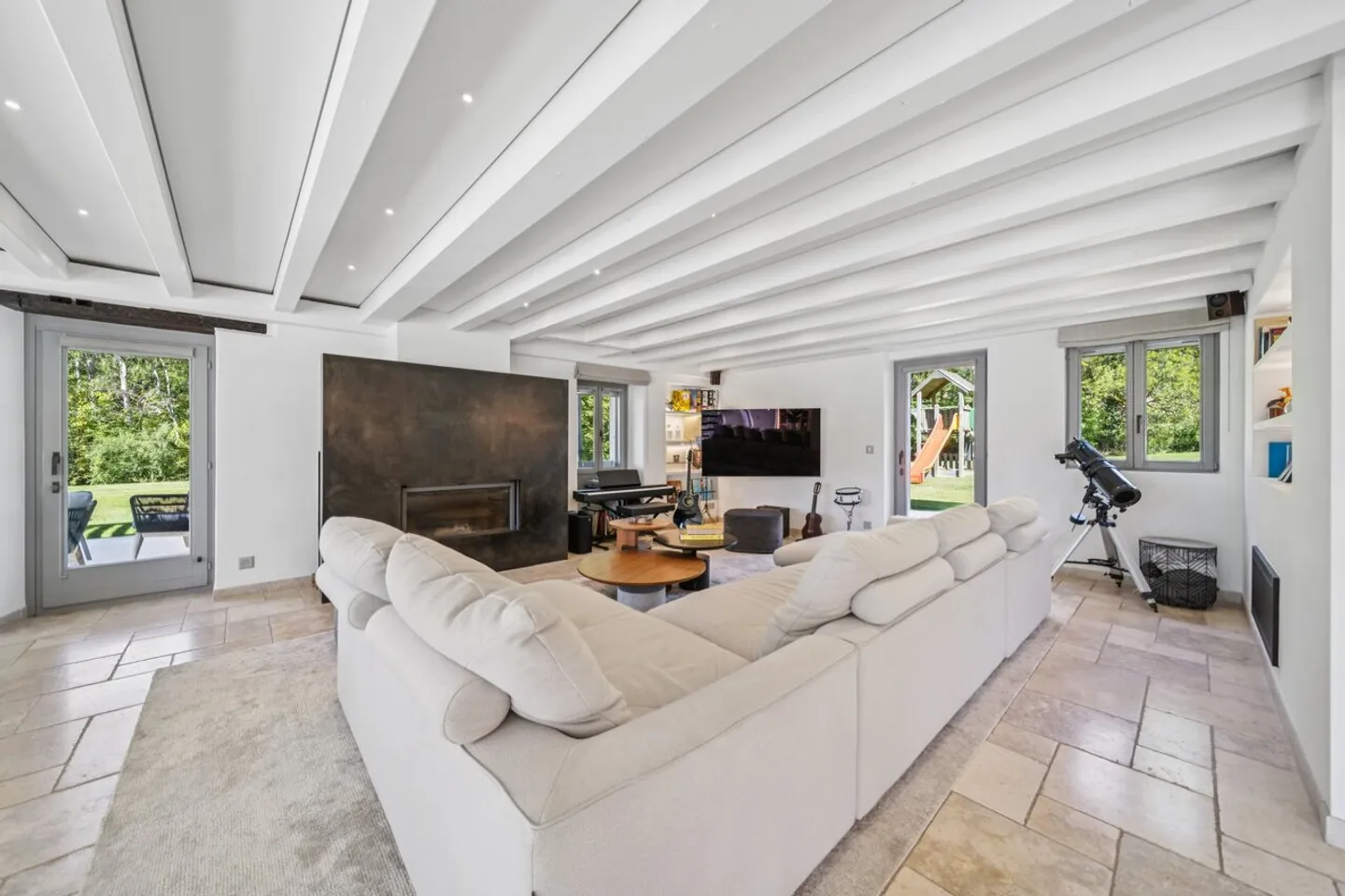 A haven of peace combining authenticity and contemporary comfort - Photo 5 of 13