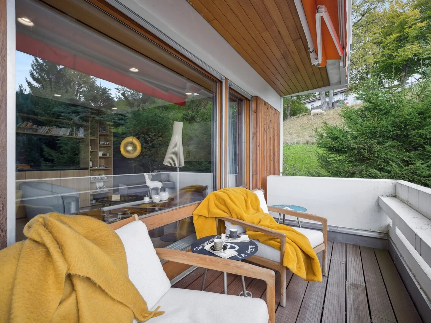 Rare opportunity! Beautifully renovated pied-à-terre, Villars center - Photo 3 of 13