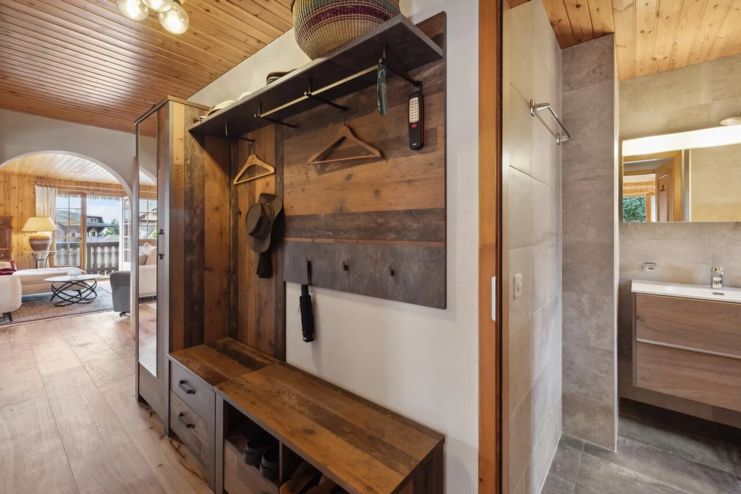 Villars Zentrum, charmante 3.5p renoviert, Box, Balkone, schöne Aussicht! - Foto 2 von 13