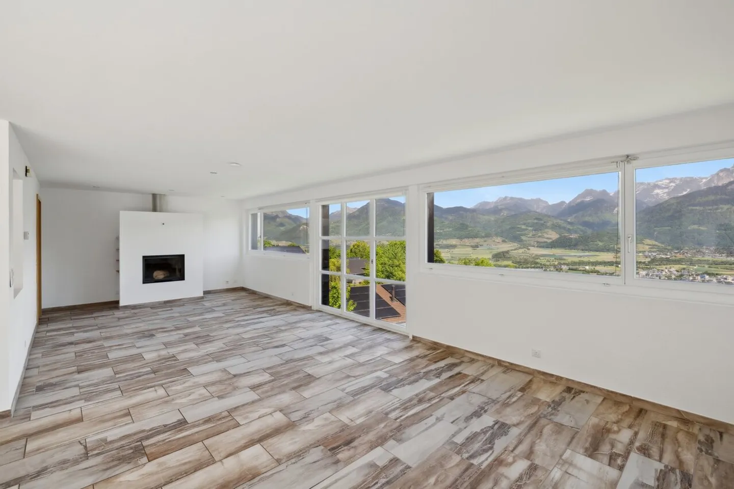 Spacious 300 m² villa in Neyres (Collombey) - Panoramic view - Photo 2 of 9