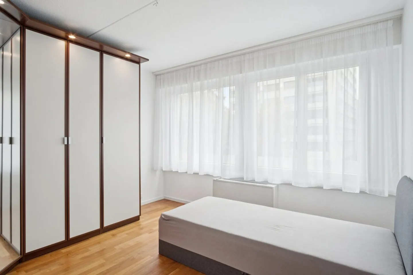 Fully Renovated 4.5 Room Apartment - Photo 9 of 13