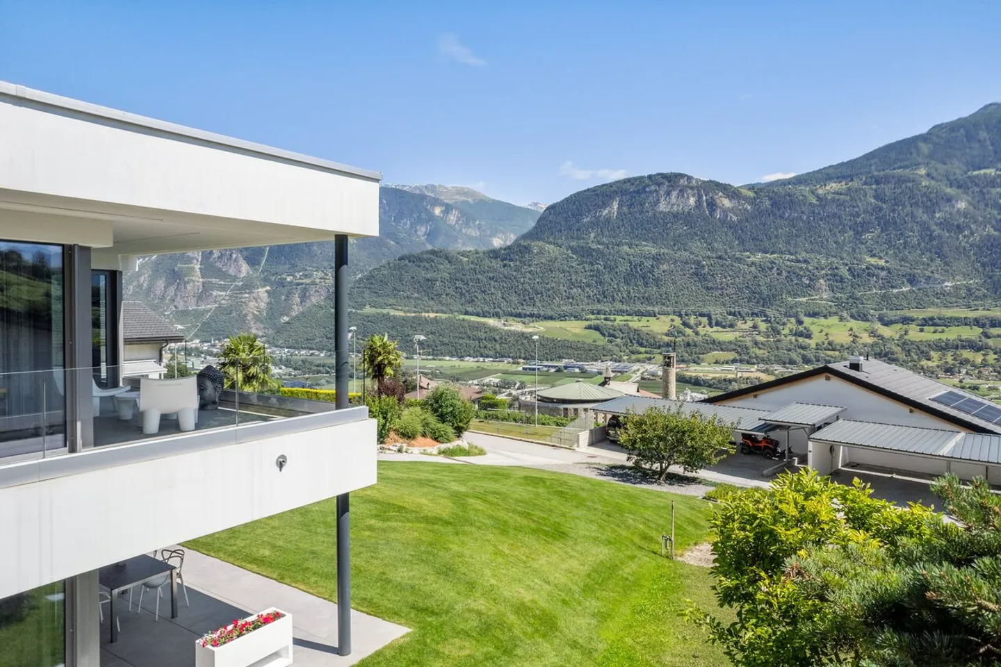 CORIN - Wunderschöne moderne Villa mit grandioser Aussicht auf die Ebene - Foto 3 von 13