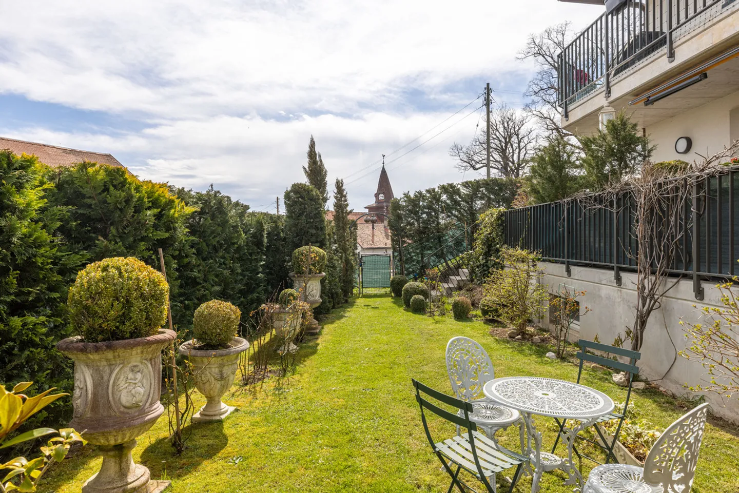 A 15 MN DE GLAND, BEL APPARTEMENT 85m², JARDIN, VUE LAC ET Mt BLANC - Foto 1 von 13