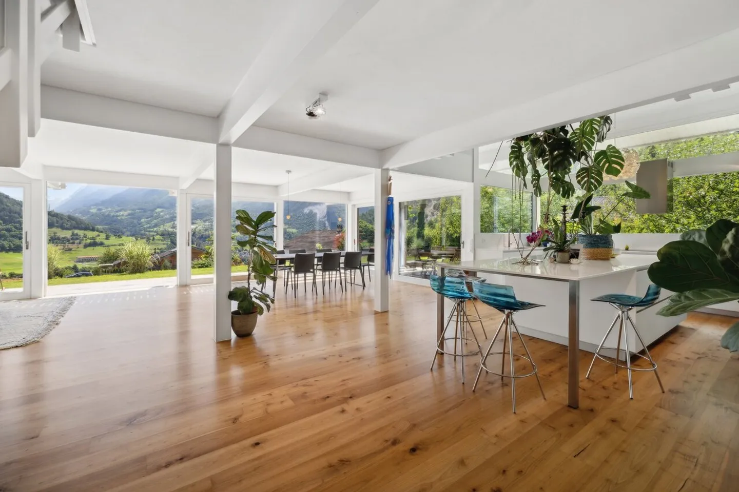 6.5-room villa with the possibility of an independent studio - Photo 1 of 12