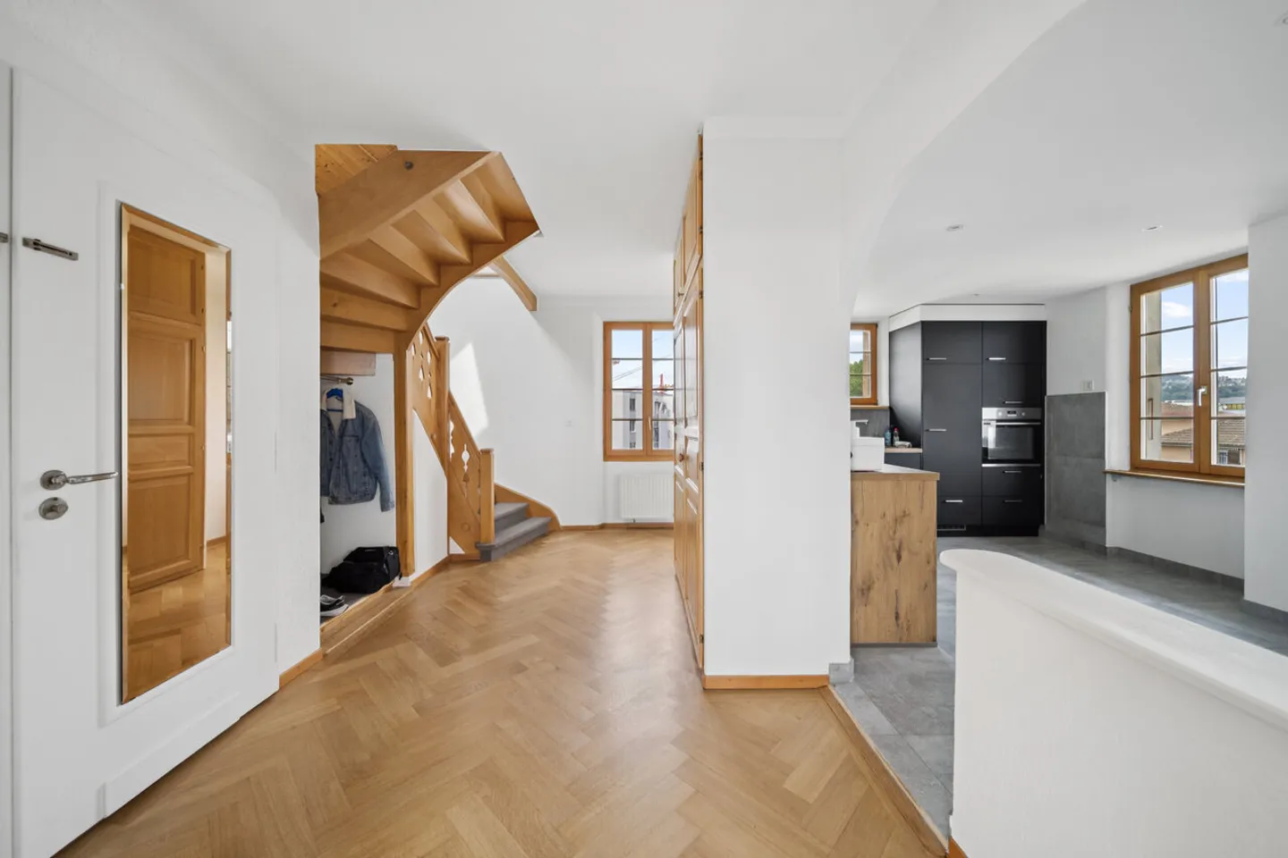 Edificio di tre unità con vista sul lago - ideale per investitori - Foto 1 di 9