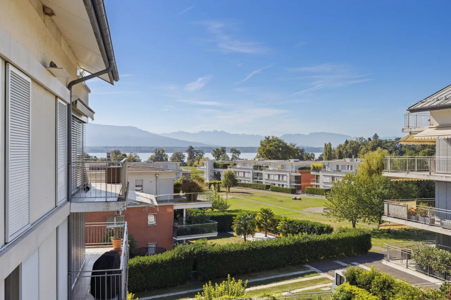 Bright apartment with lake and Alps view - Photo 1 of 11