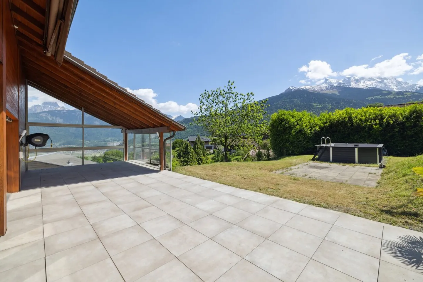 Spacious 300 m² villa in Neyres (Collombey) - Panoramic view - Photo 5 of 9