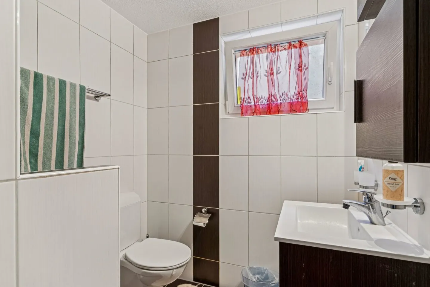 Detached villa with garage and large plot - Photo 7 of 12